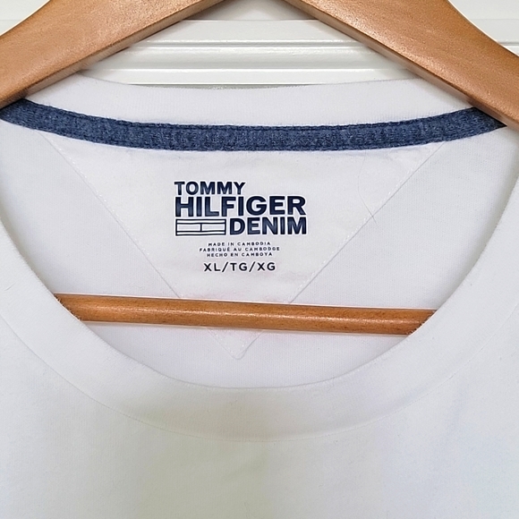 Tommy Hilfiger Men's T- Shirt - Picture 3 of 5